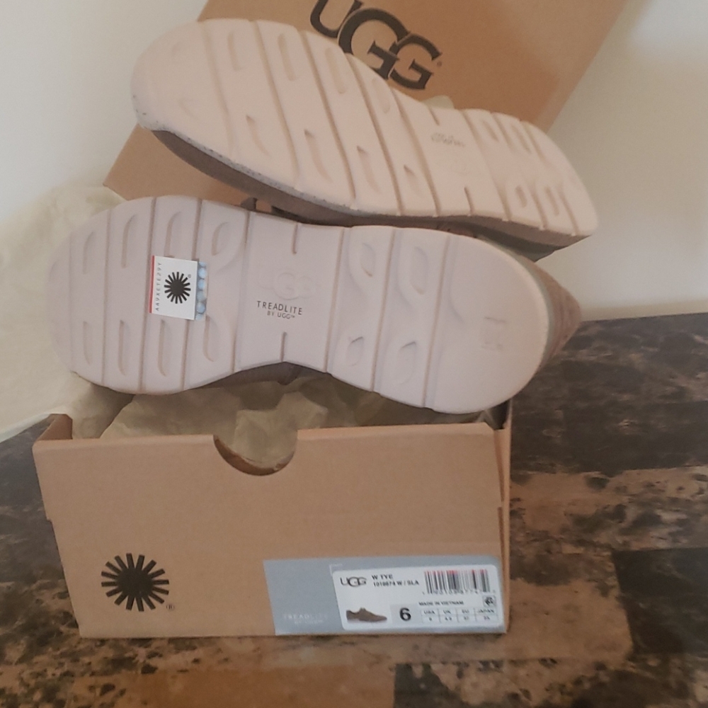 Shoe's - Picture 2 of 5